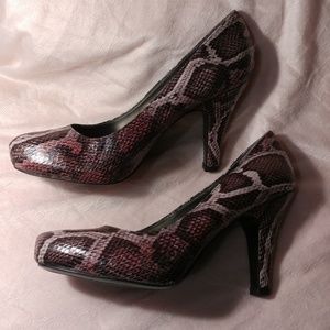 BANDOLINO BD7ENVIA Brown Faux Snakeskin Print Heel